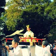 神幸祭の巡行出発