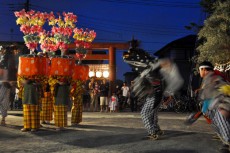 境内で獅子舞