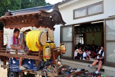 屋台から響く祭ばやし