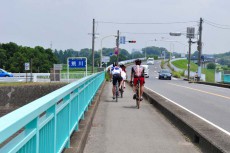 自転車が行き交う