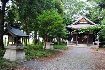 春日神社境内