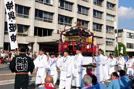 川越市役所前の神幸祭巡行