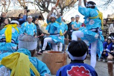 踊りながら餅つき