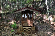 本郭にポツンとある神明社