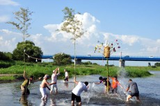 水の掛け合い