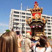 海外ガールも山車撮影