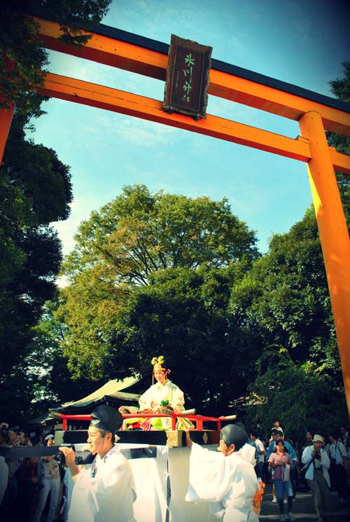 神幸祭の巡行出発