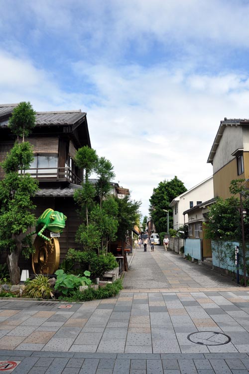 養寿院と門前